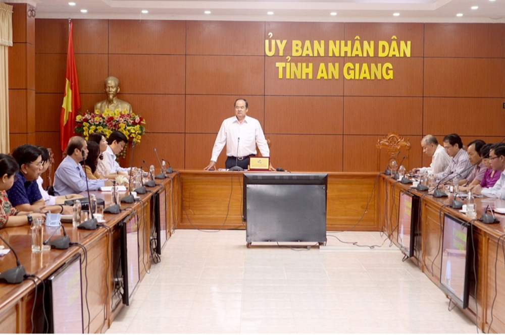 An Giang họp khẩn ngau sau khi phát hiện 2 ca nhập cảnh trái phép nghi nhiễm Covid- 19 được cách ly - Ảnh 1.