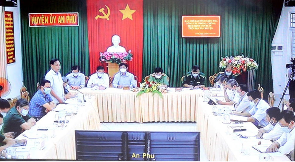 An Giang họp khẩn ngau sau khi phát hiện 2 ca nhập cảnh trái phép nghi nhiễm Covid- 19 được cách ly - Ảnh 2.