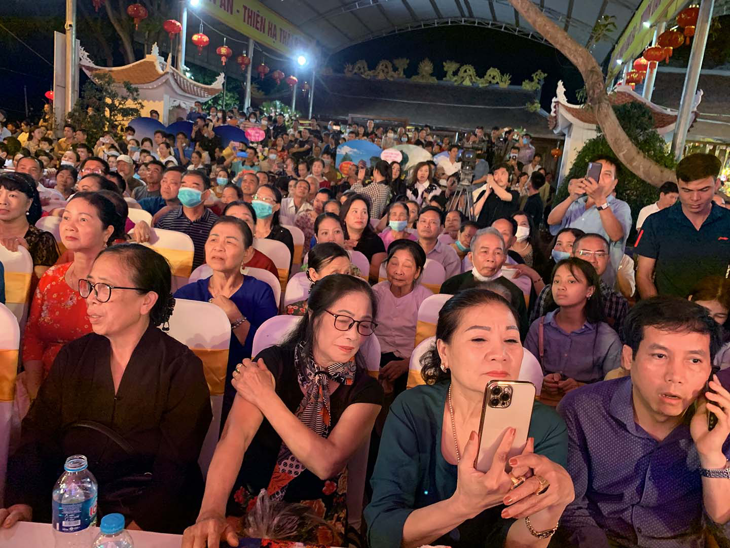 Vĩnh Phúc: Người dân và du khách kìn kìn đổ về dự Liên hoan hát Văn, Chầu văn toàn quốc - Ảnh 2.