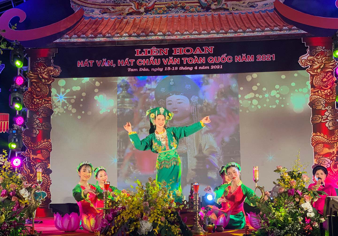 Vĩnh Phúc: Người dân và du khách kìn kìn đổ về dự Liên hoan hát Văn, Chầu văn toàn quốc - Ảnh 7.