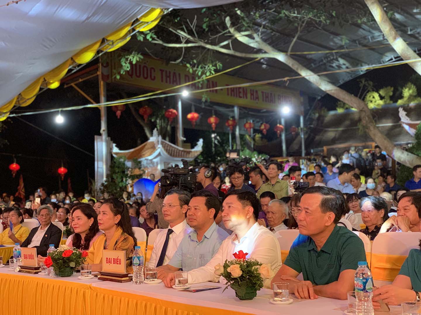 Vĩnh Phúc: Người dân và du khách kìn kìn đổ về dự Liên hoan hát Văn, Chầu văn toàn quốc - Ảnh 1.