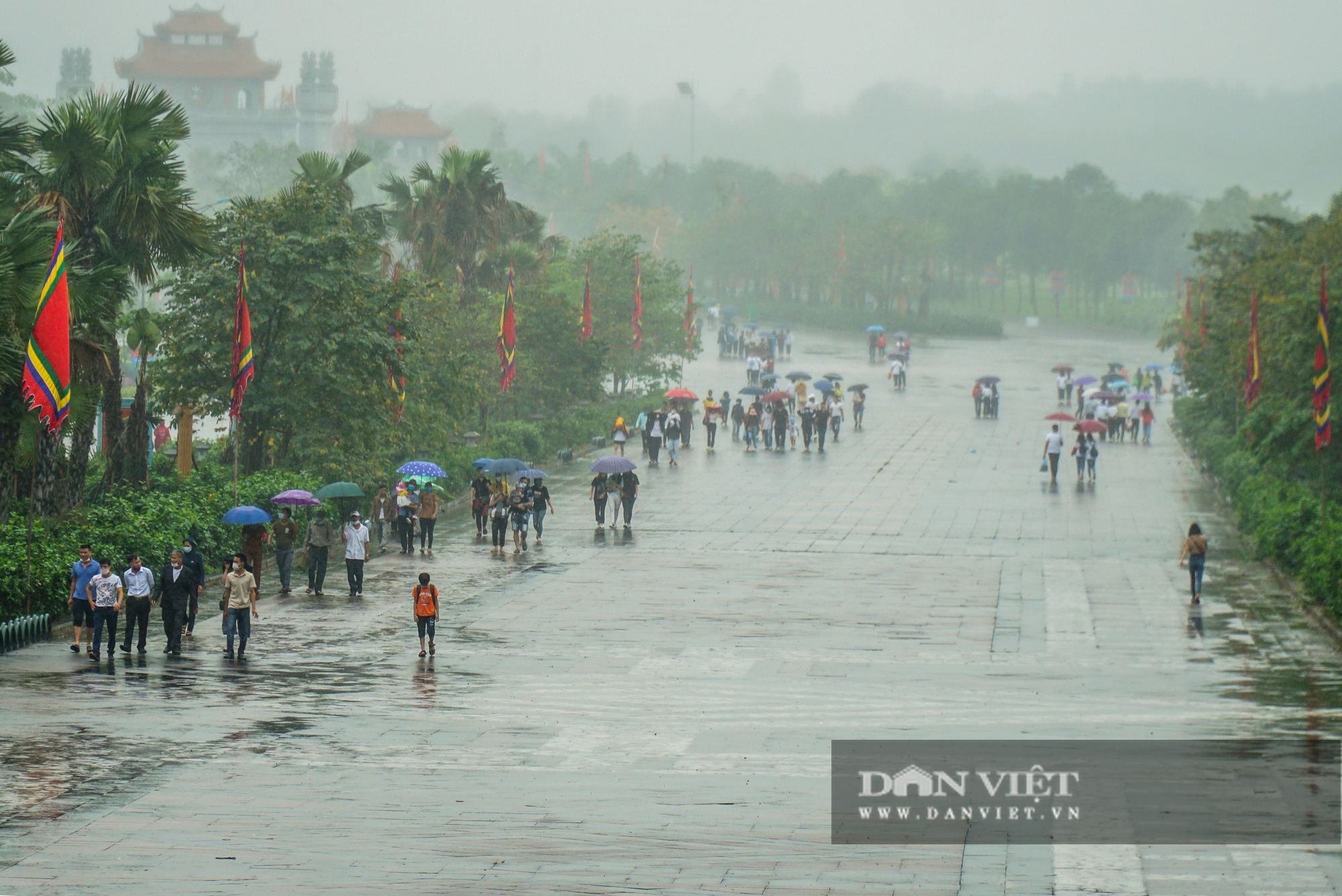 Người dân đội mưa đổ về đền Hùng trước ngày khai hội  - Ảnh 1.