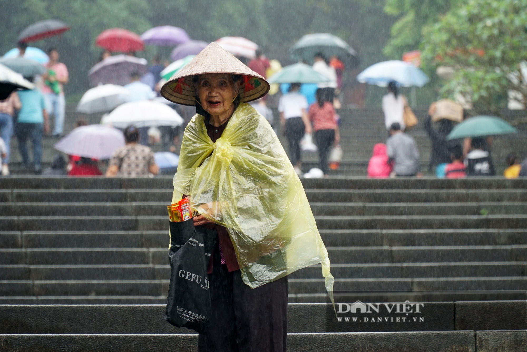 Người dân đội mưa đổ về đền Hùng trước ngày khai hội  - Ảnh 3.