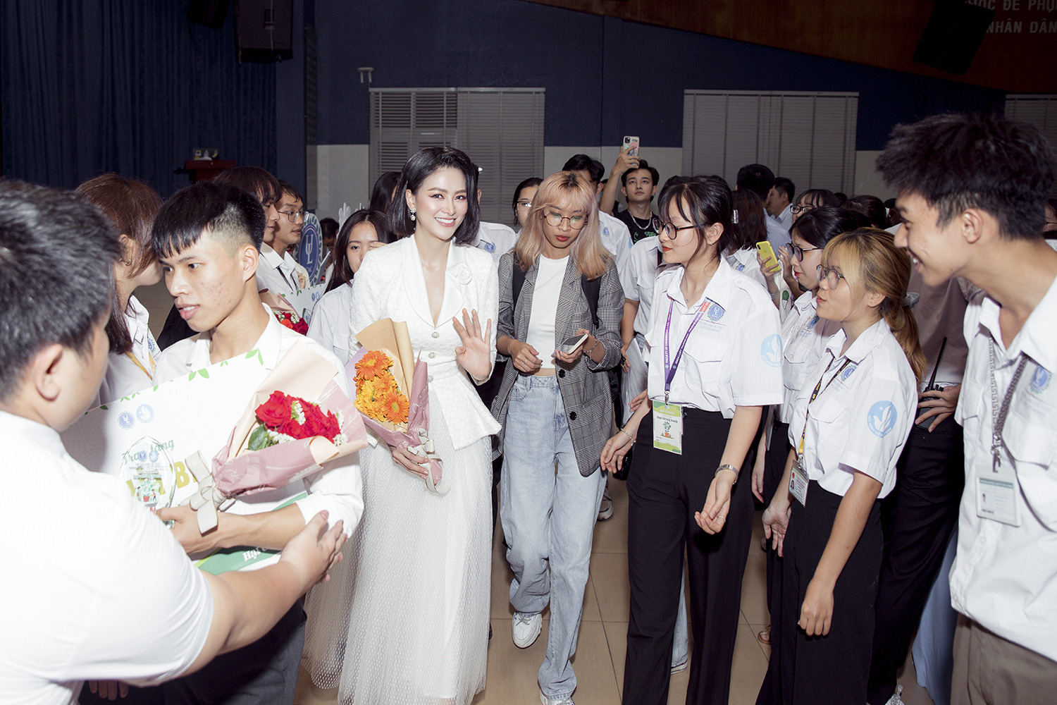 Hoa hậu Phương Khánh khoe nhan sắc vạn người mê, đầy khí chất trên ghế nóng” - Ảnh 3.