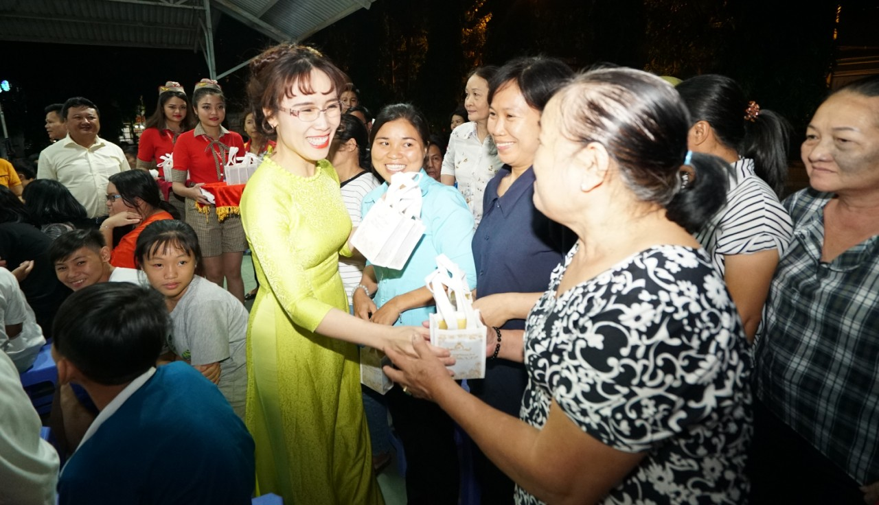 Nữ tỷ phú Nguyễn Thị Phương Thảo dành tặng Huân chương Bắc đẩu bội tinh cho 30.000 cán bộ nhân viên - Ảnh 3.