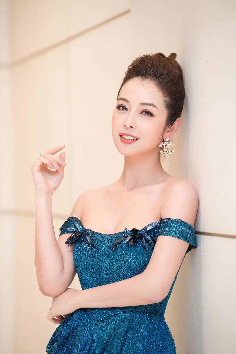 Hoa hậu Jennifer Phạm xinh đẹp rạng rỡ ở tuổi 36 - Ảnh 2.