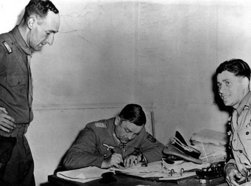 Tướng Đức kháng lệnh Adolf Hitler, cứu Paris khỏi bị hủy diệt - Ảnh 2.