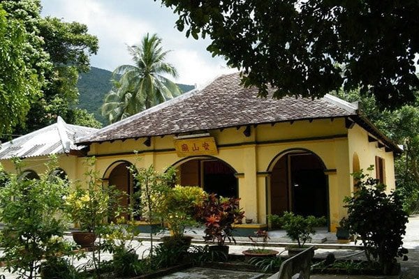 Có thật vua Nguyễn Ánh giam vợ, ném con xuống biển tại Côn Đảo? - Ảnh 1.
