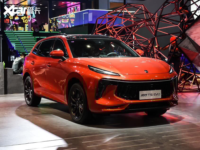 Xe Trung Quốc Dongfeng &quot;nhái&quot; Porsche, giá ngỡ ngàng tại Việt Nam - Ảnh 4.