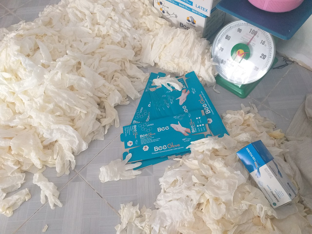 Liên tiếp thu giữ nhiều lô găng tay không rõ nguồn gốc - Ảnh 1. Liên tiếp thu giữ nhiều lô găng tay không rõ nguồn gốc - Ảnh 1.