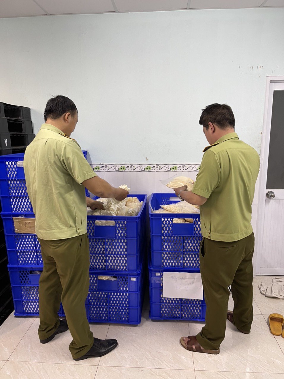 Liên tiếp thu giữ nhiều lô găng tay không rõ nguồn gốc - Ảnh 3. Liên tiếp thu giữ nhiều lô găng tay không rõ nguồn gốc - Ảnh 3.