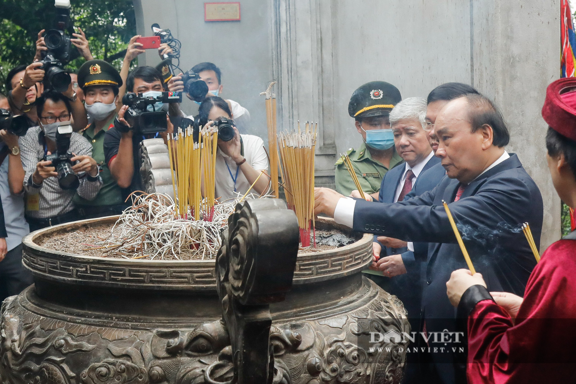 Chủ tịch nước Nguyễn Xuân Phúc dâng hương tưởng nhớ các vua Hùng - Ảnh 2.