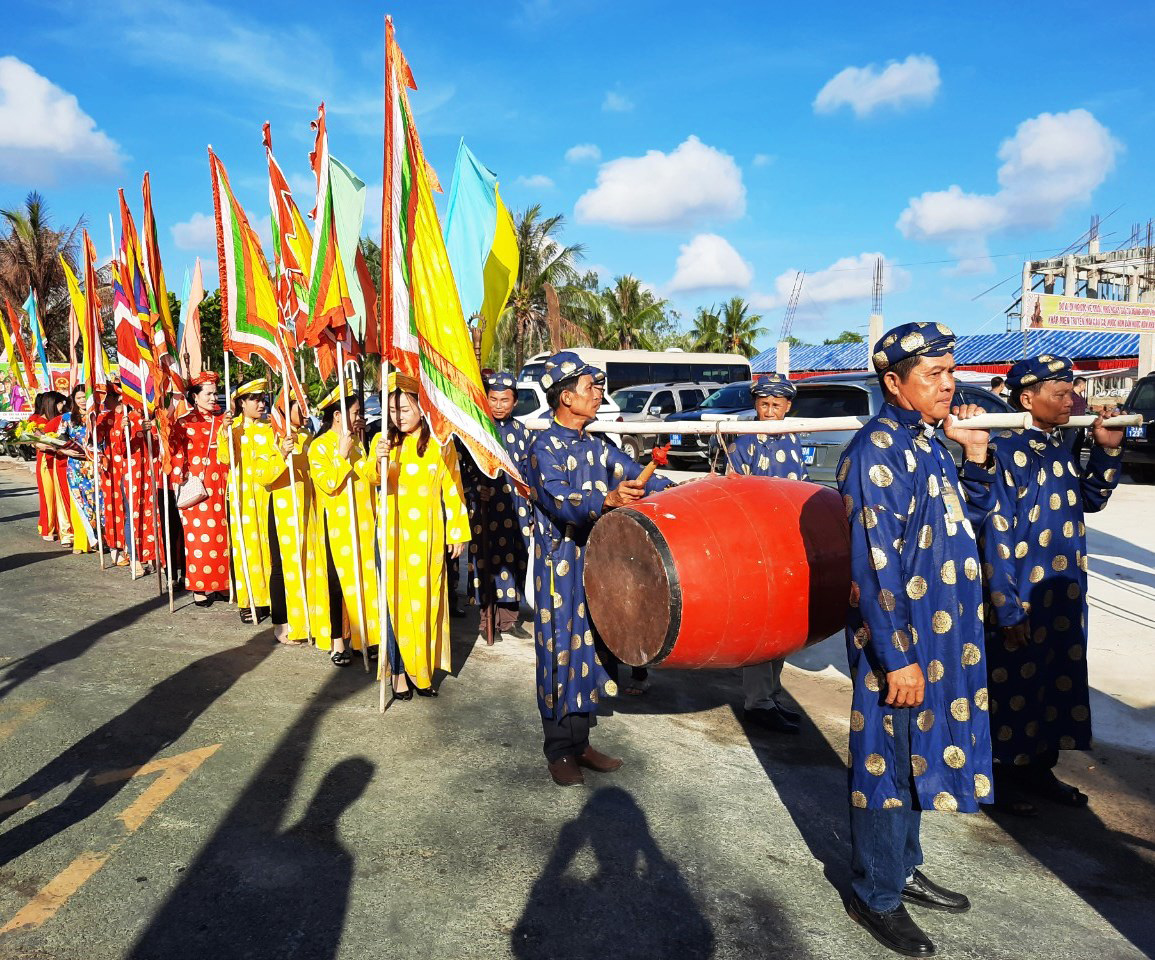 Người dân đất Mũi dâng 9 mâm bánh dân gian lên bàn thờ Quốc Tổ Hùng Vương - Ảnh 1.