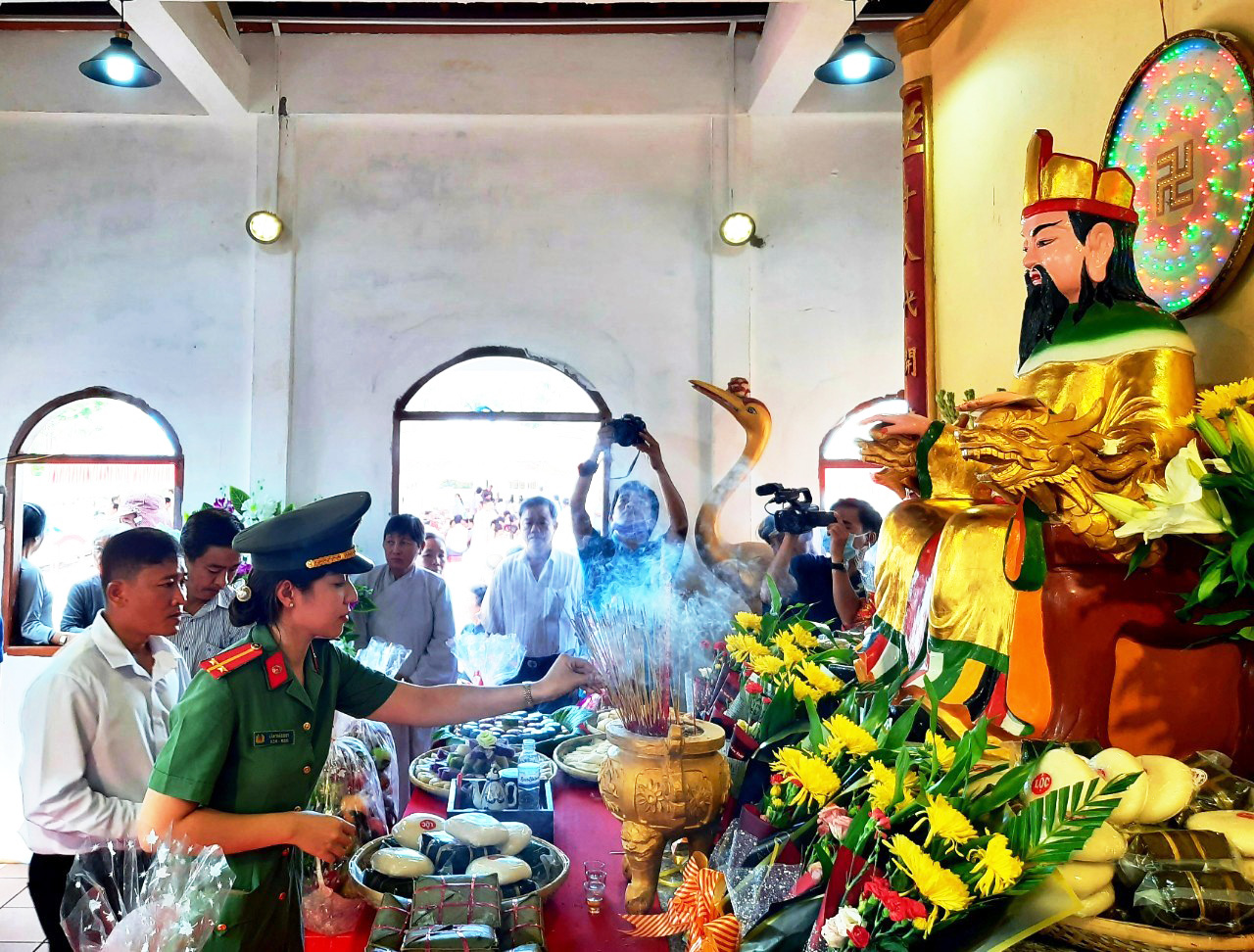 Người dân đất Mũi dâng 9 mâm bánh dân gian lên bàn thờ Quốc Tổ Hùng Vương - Ảnh 3.