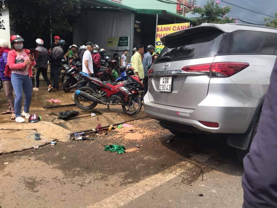 Va chạm với xe bồn, xe 7 chỗ tông vào gia đình đi xe máy, người chồng bị thương nặng - Ảnh 3.