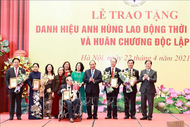 Chủ tịch nước Nguyễn Xuân Phúc trao tặng danh hiệu cao quý cho các nhà khoa học - Ảnh 3.
