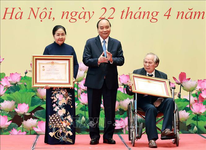 Chủ tịch nước Nguyễn Xuân Phúc trao tặng danh hiệu cao quý cho các nhà khoa học - Ảnh 2.