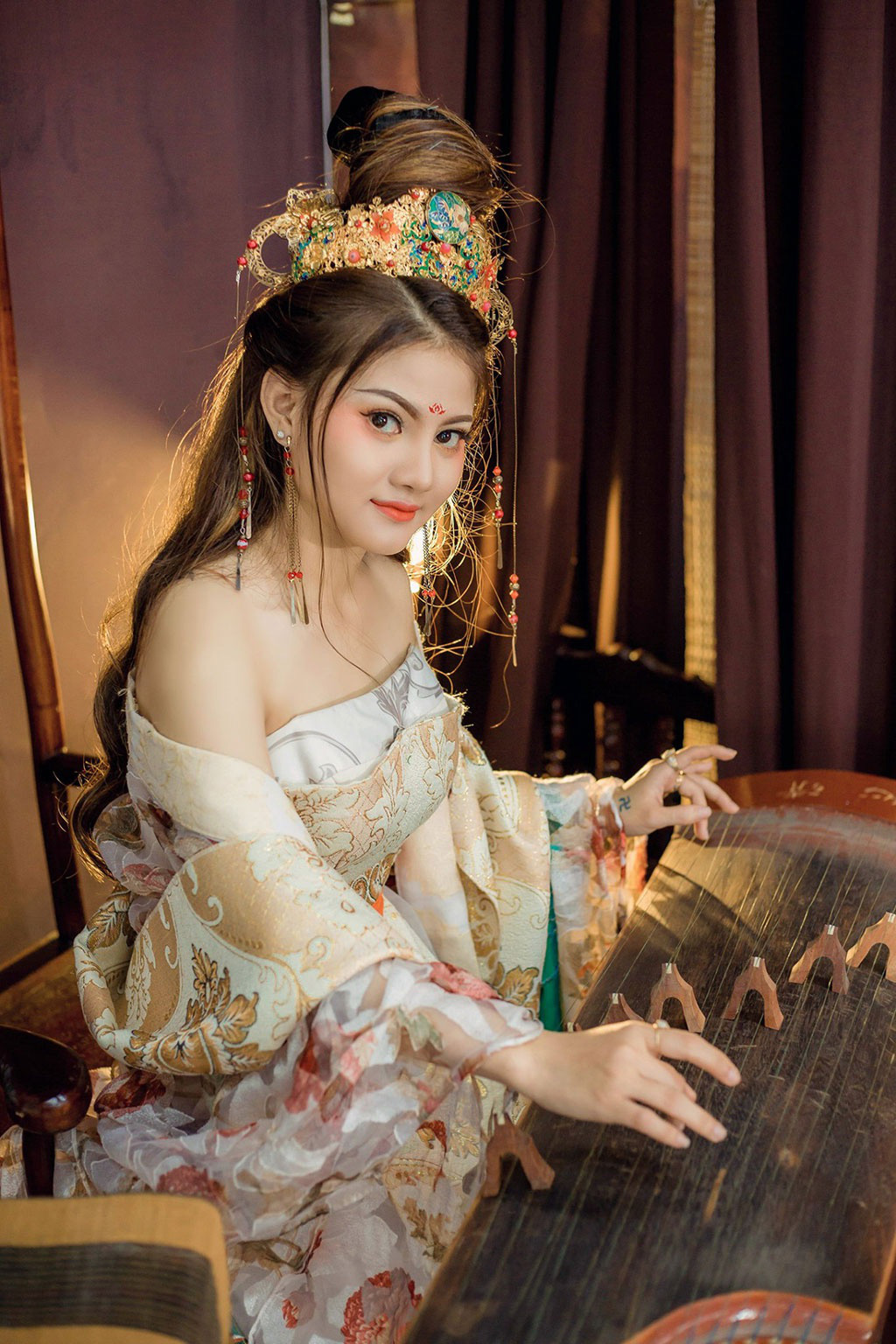 Bất ngờ về 'thần tiên tỉ tỉ' giảng đạo lý là... 'hot girl' ma túy - Ảnh 1.
