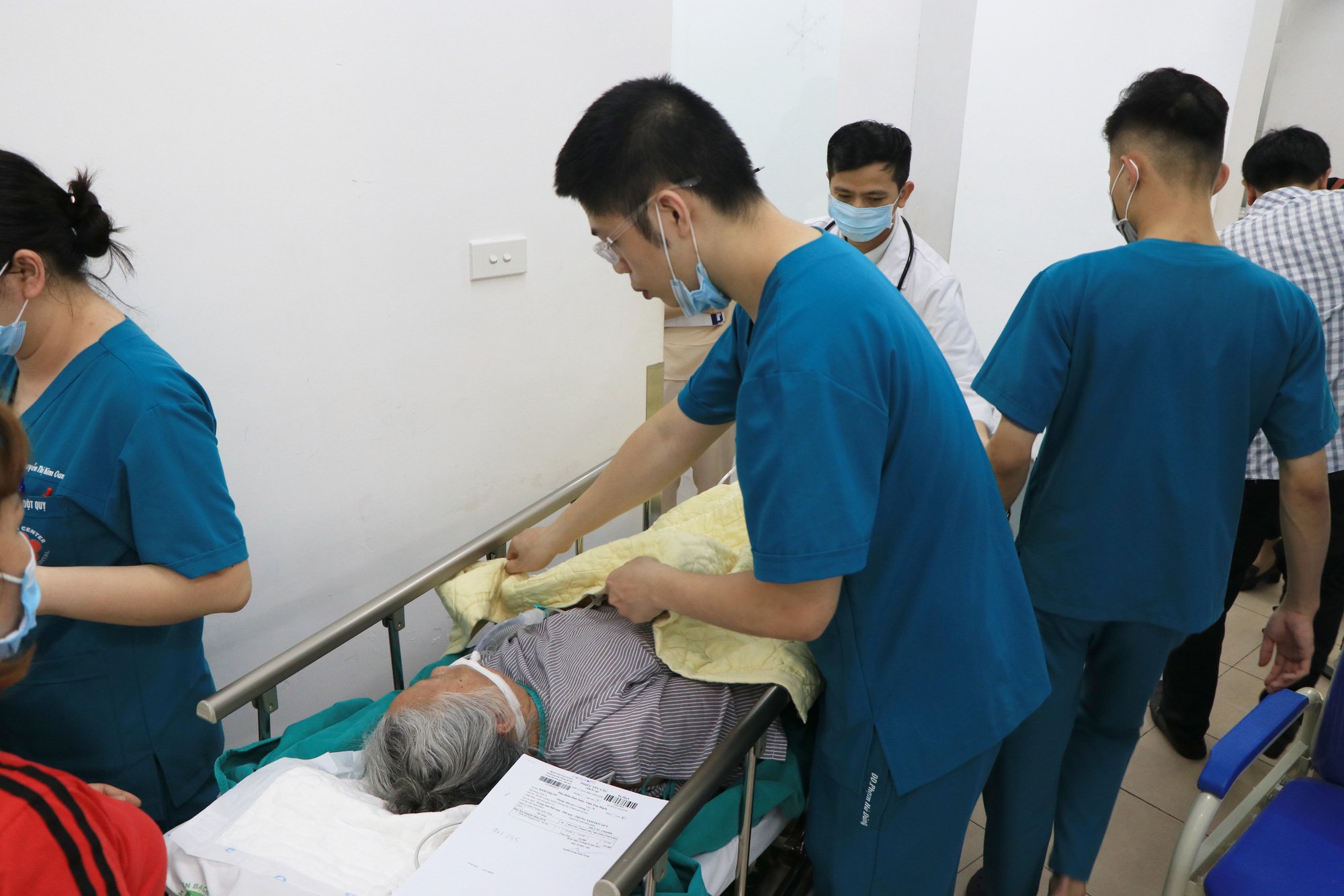 Những câu chuyện sinh tử phía sau phòng bệnh tại Trung tâm đột quỵ Bệnh viện Bạch Mai - Ảnh 1.
