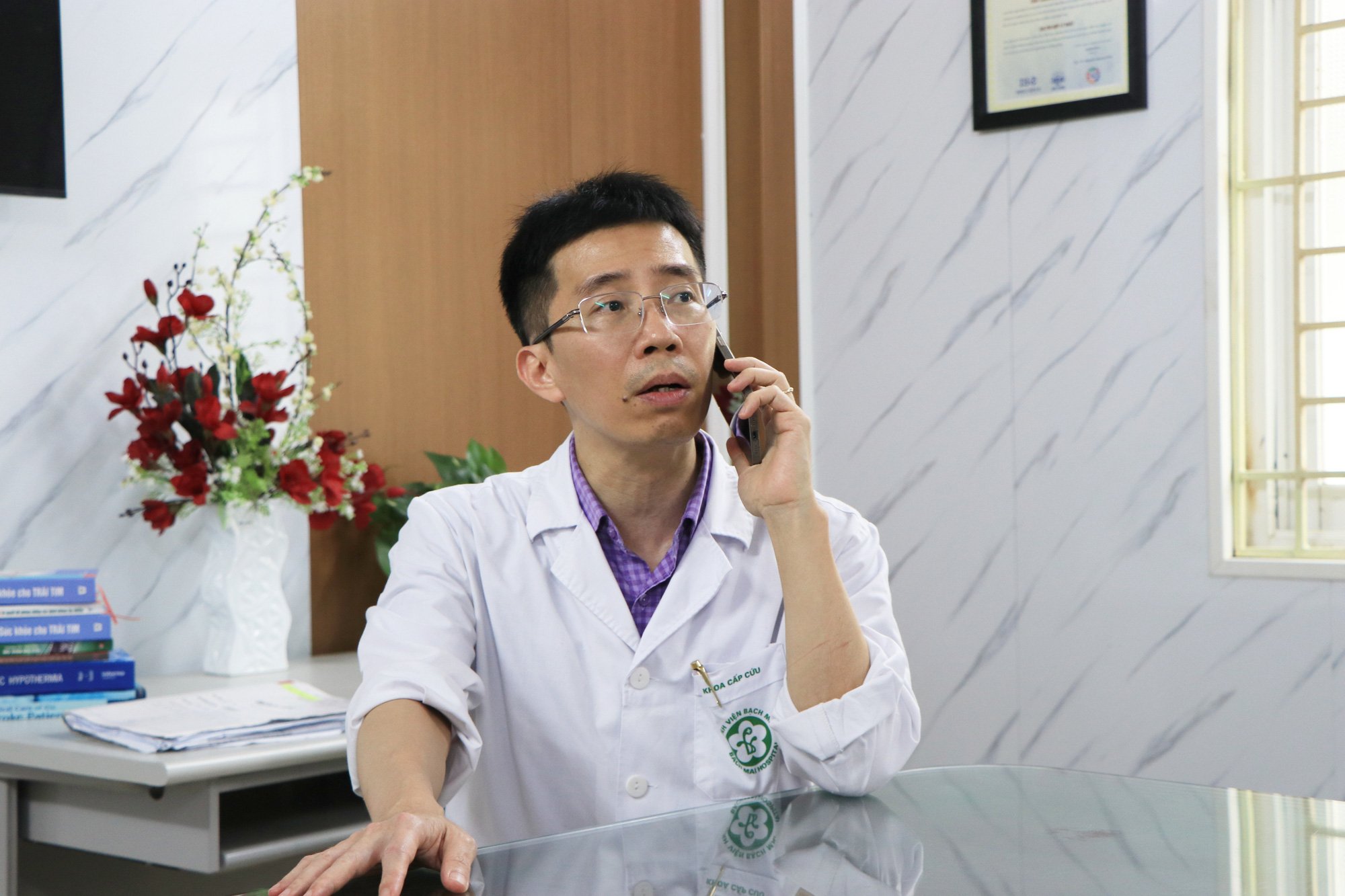 Những câu chuyện sinh tử phía sau phòng bệnh tại Trung tâm đột quỵ Bệnh viện Bạch Mai - Ảnh 6.