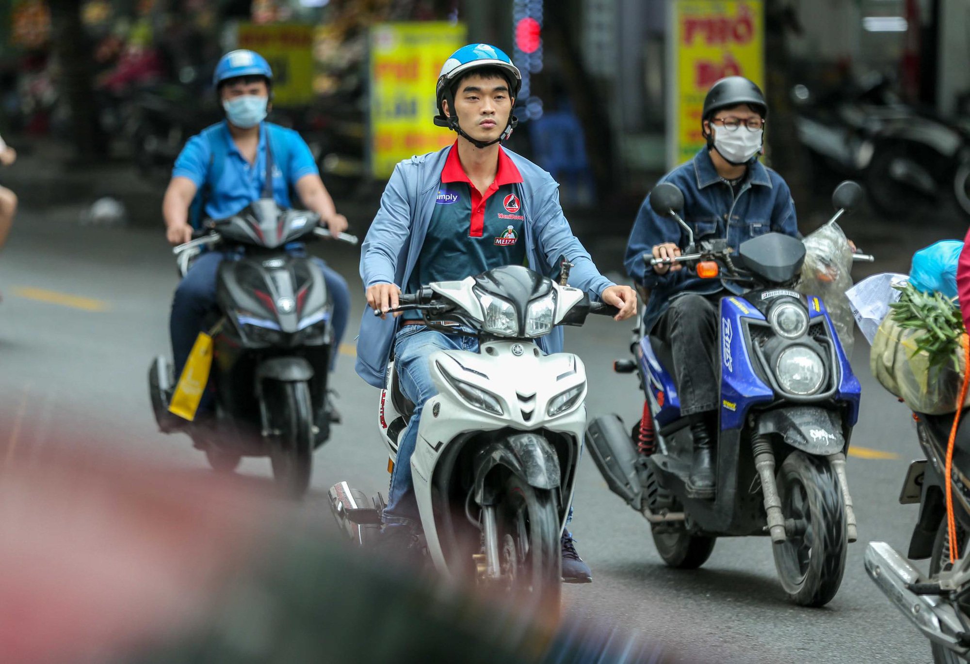 Dịch Covid-19 &quot;bủa vây&quot; các nước láng giềng, nhiều người Hà Nội vẫn lơ là không đeo khẩu trang - Ảnh 13.