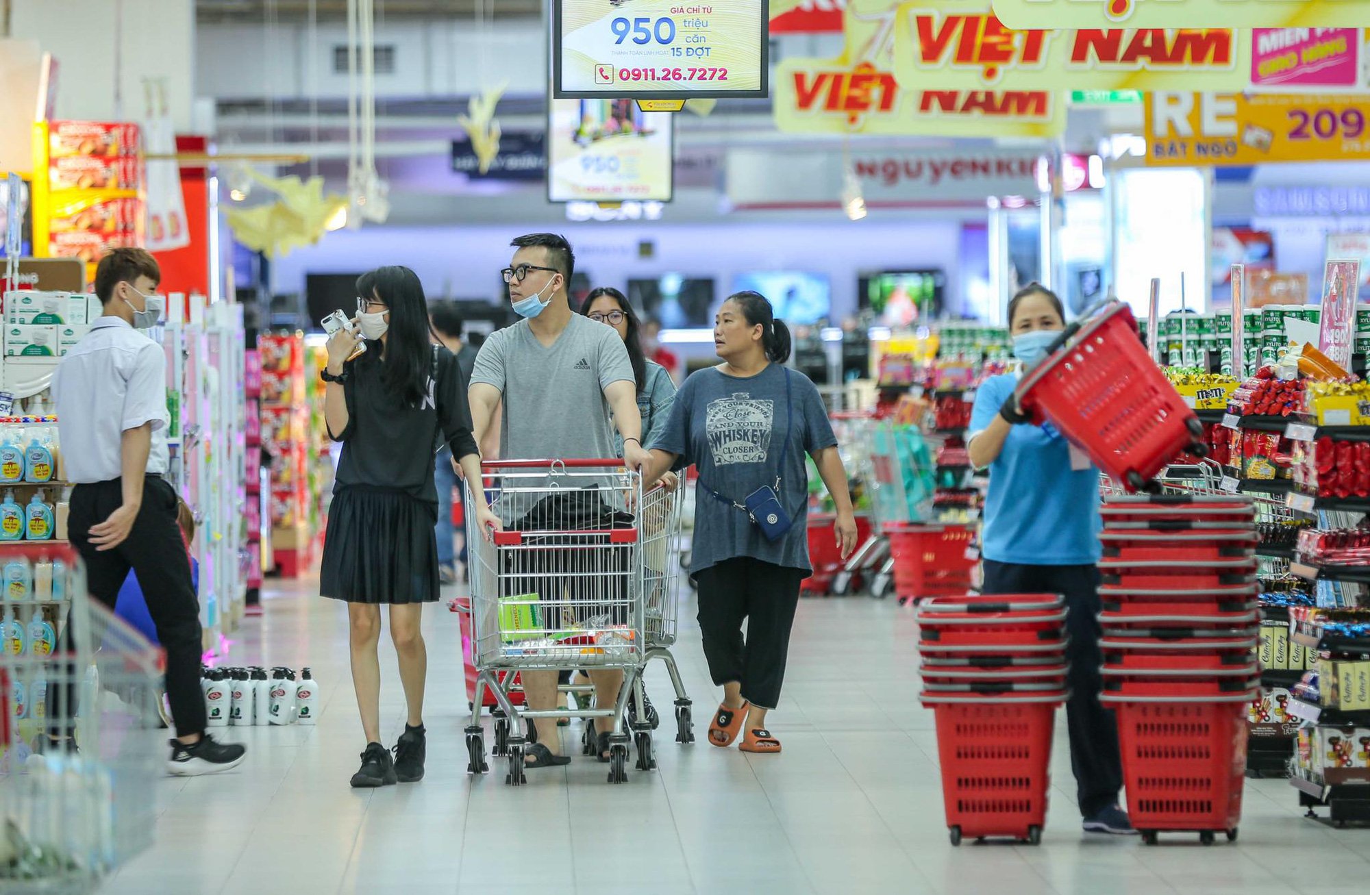 Dịch Covid-19 &quot;bủa vây&quot; các nước láng giềng, nhiều người Hà Nội vẫn lơ là không đeo khẩu trang - Ảnh 6.