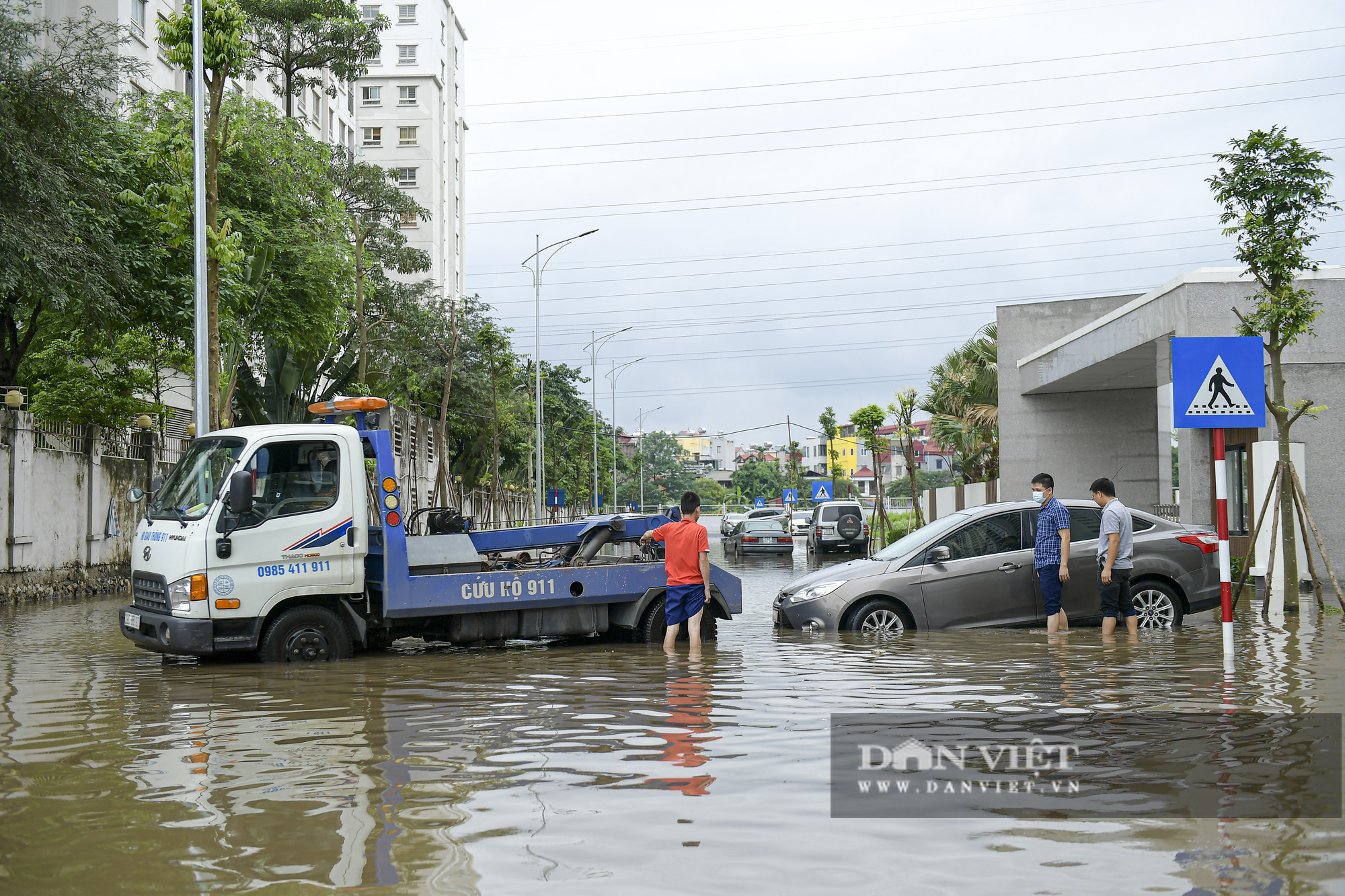 Hàng dài ô tô &quot;chôn chân&quot; trong biển nước sau cơn mưa lớn ở Hà Nội - Ảnh 6.