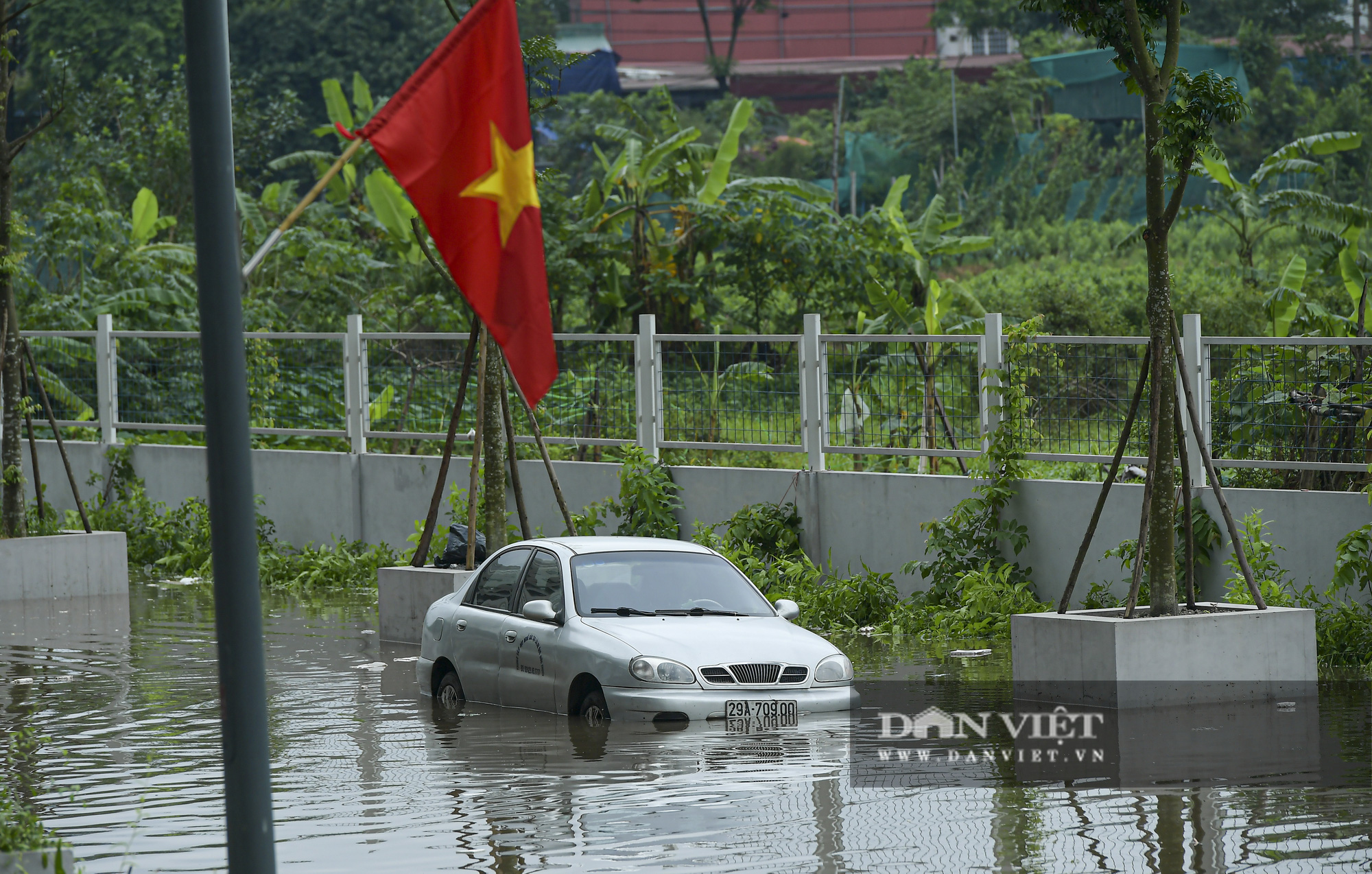 Hàng dài ô tô &quot;chôn chân&quot; trong biển nước sau cơn mưa lớn ở Hà Nội - Ảnh 3.