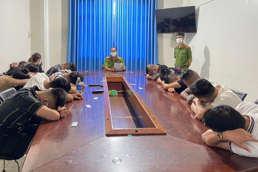 Phát hiện 6 nữ cùng hàng chục nam giới &quot;phê&quot; ma túy trong khách sạn - Ảnh 1.
