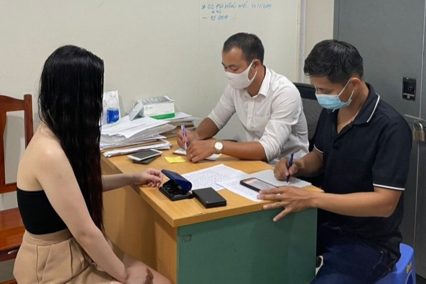 Phát hiện 6 nữ cùng hàng chục nam giới &quot;phê&quot; ma túy trong khách sạn - Ảnh 2.
