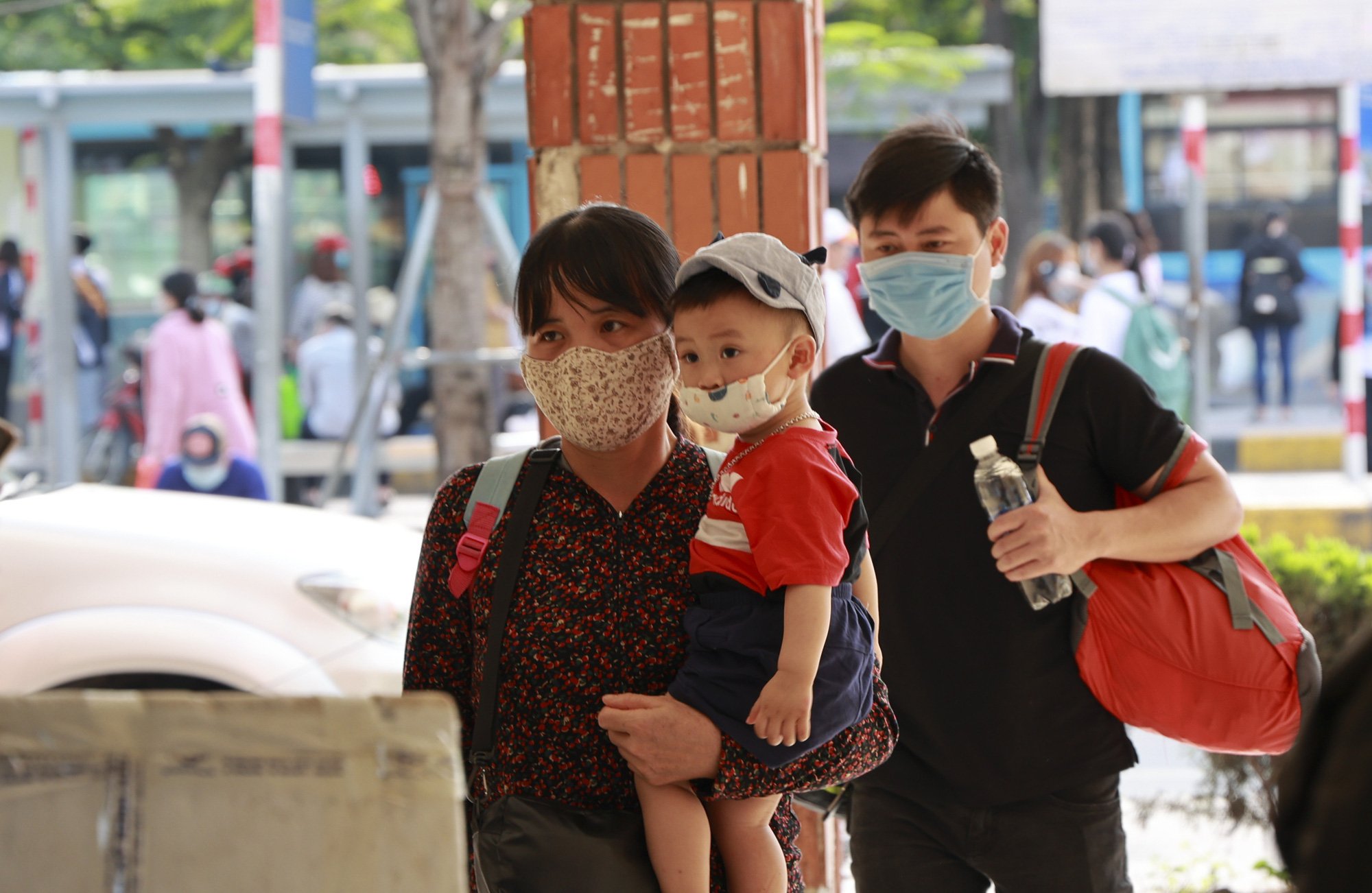 Bến xe ken đặc, người dân ùn ùn về quê dịp lễ 30/4 - Ảnh 3.