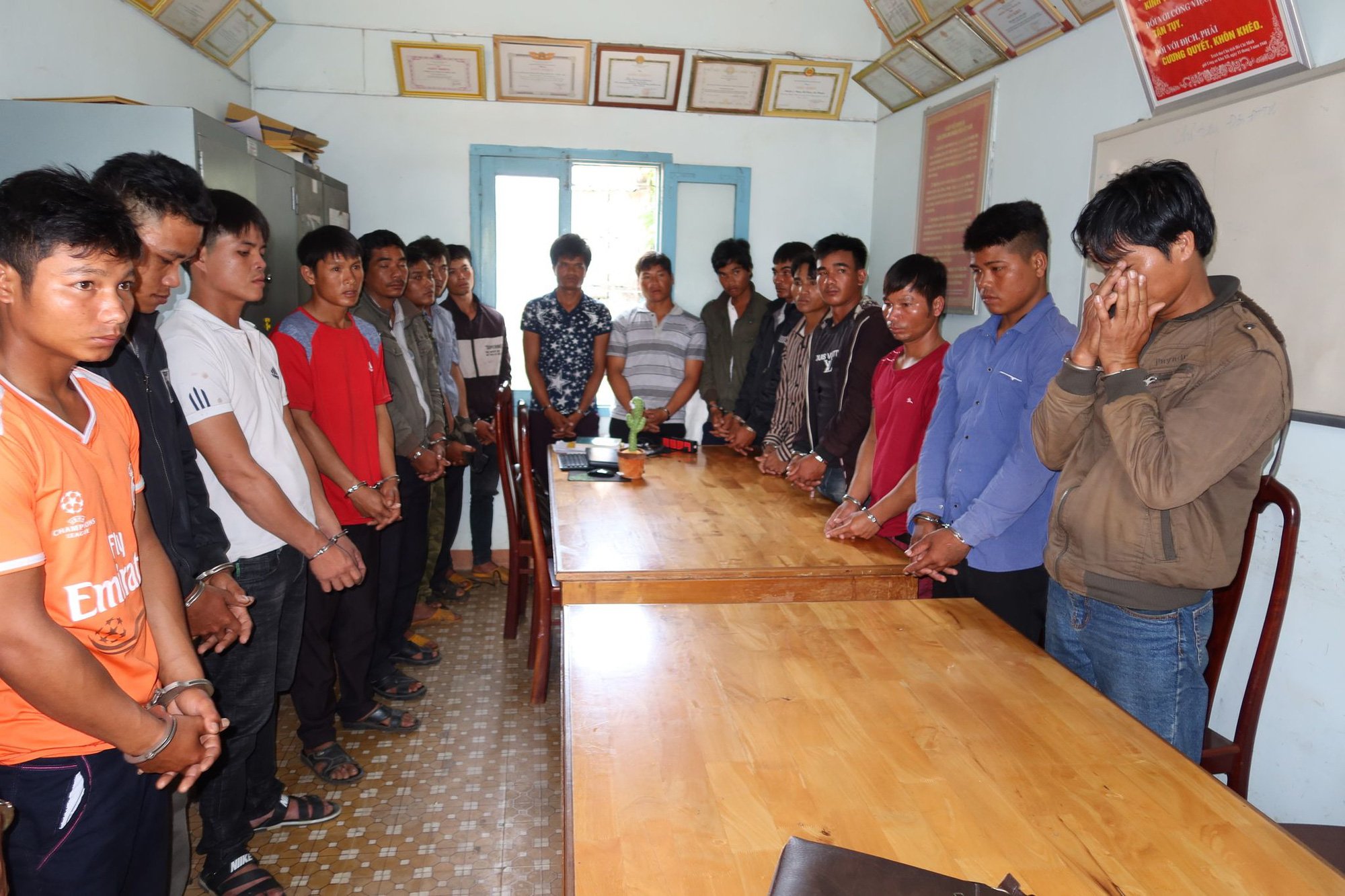 Khởi tố 37 đối tượng phá rừng tại khu Bảo tồn thiên nhiên Ea Sô - Ảnh 2.