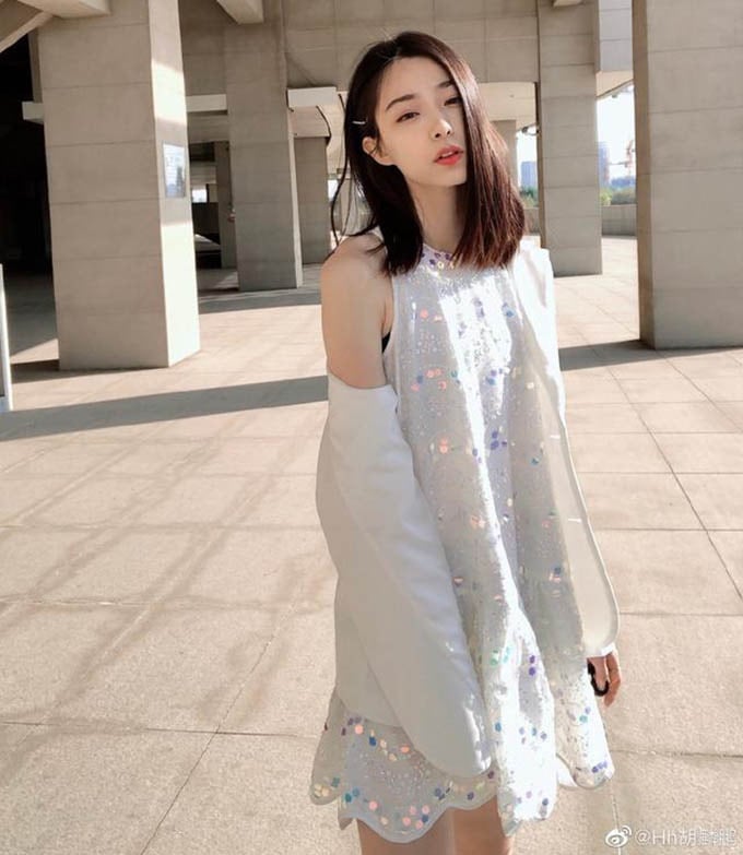 Tại sao &quot;nữ thần nhảy cao&quot; Trung Quốc lại thích... ngực lép? - Ảnh 3.