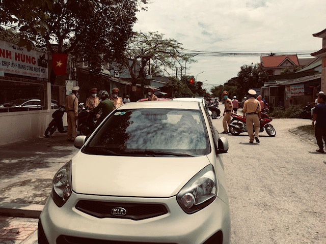 Vụ hai giang hồ bị bắn chết ngay trước cổng: Công an Nghệ An thuyết phục đối tượng nổ súng đầu hàng - Ảnh 1.