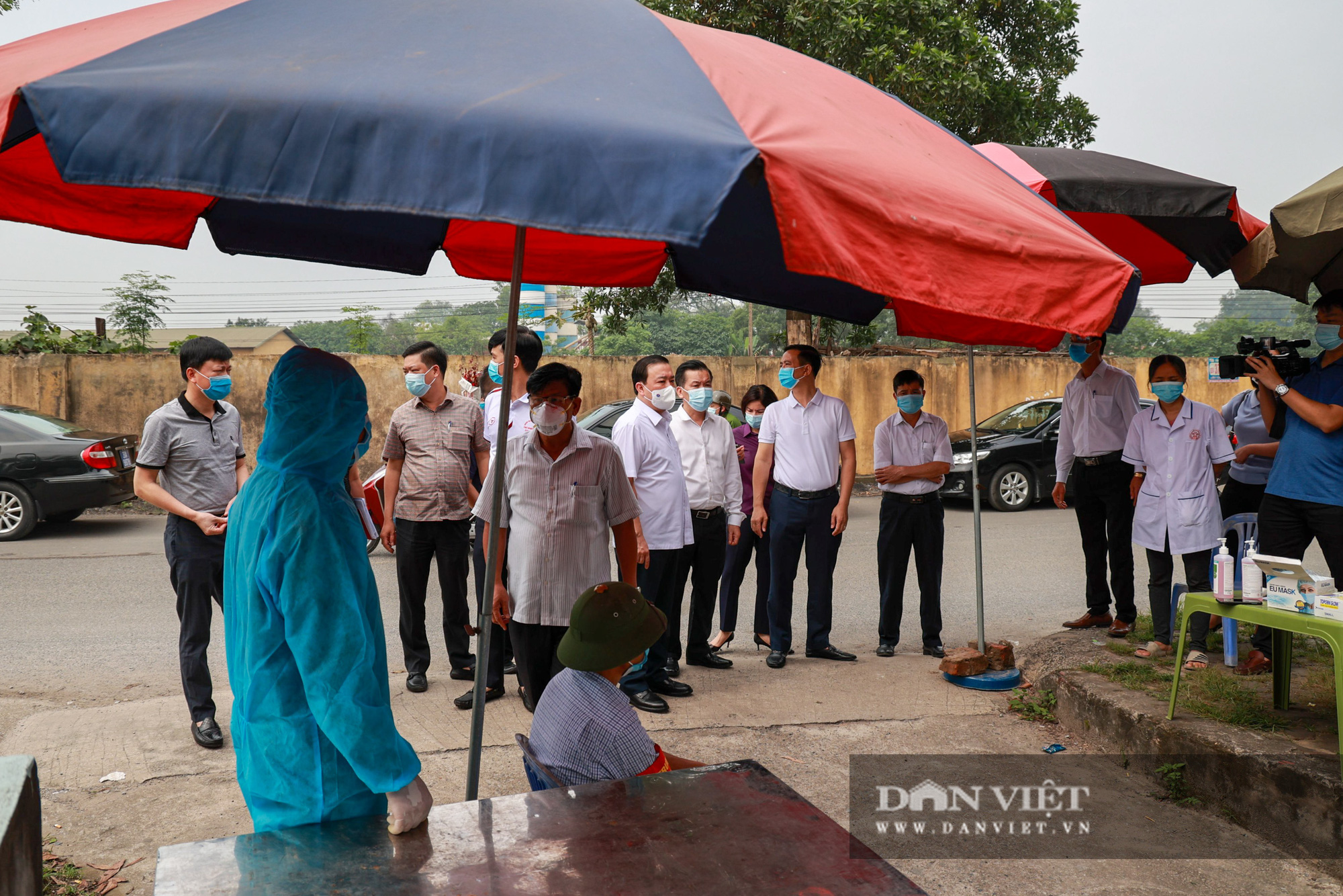Hà Nội: Phó Chủ tịch TP thị sát khu cách ly nơi có ca nhiễm Covid 19 ở Đông Anh - Ảnh 2.