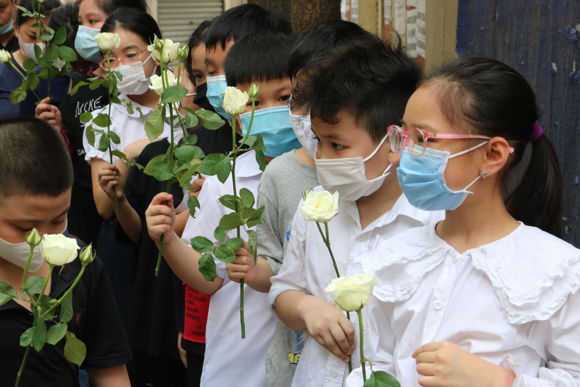 Đám tang đẫm nước mắt của gia đình 4 người tử vong sau cháy dữ phố Tôn Đức Thắng - Ảnh 8.