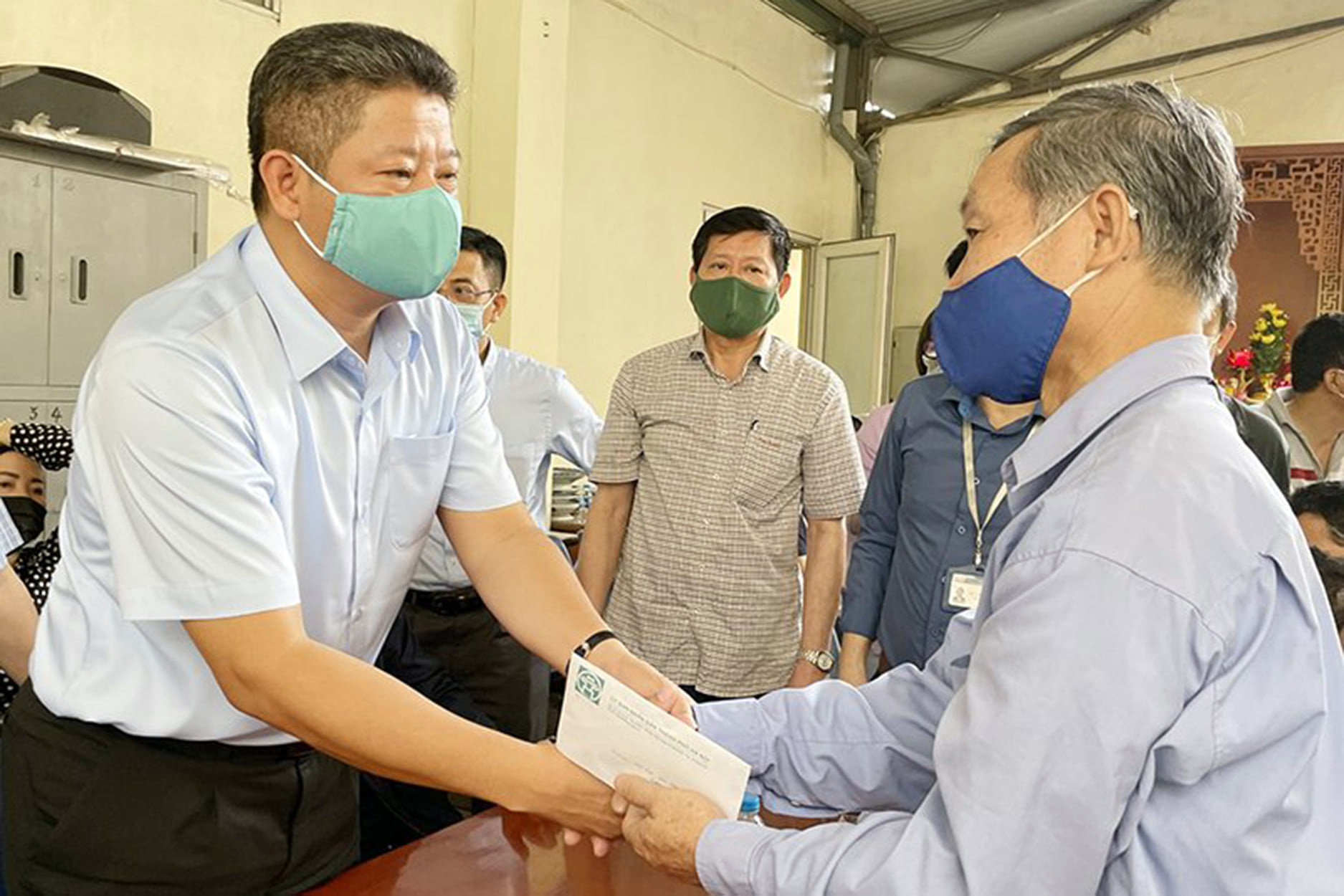 Phó Chủ tịch Hà Nội chia sẻ nỗi đau cùng gia đình 4 nạn nhân tử vong sau cháy dữ ở phố Tôn Đức Thắng - Ảnh 1.