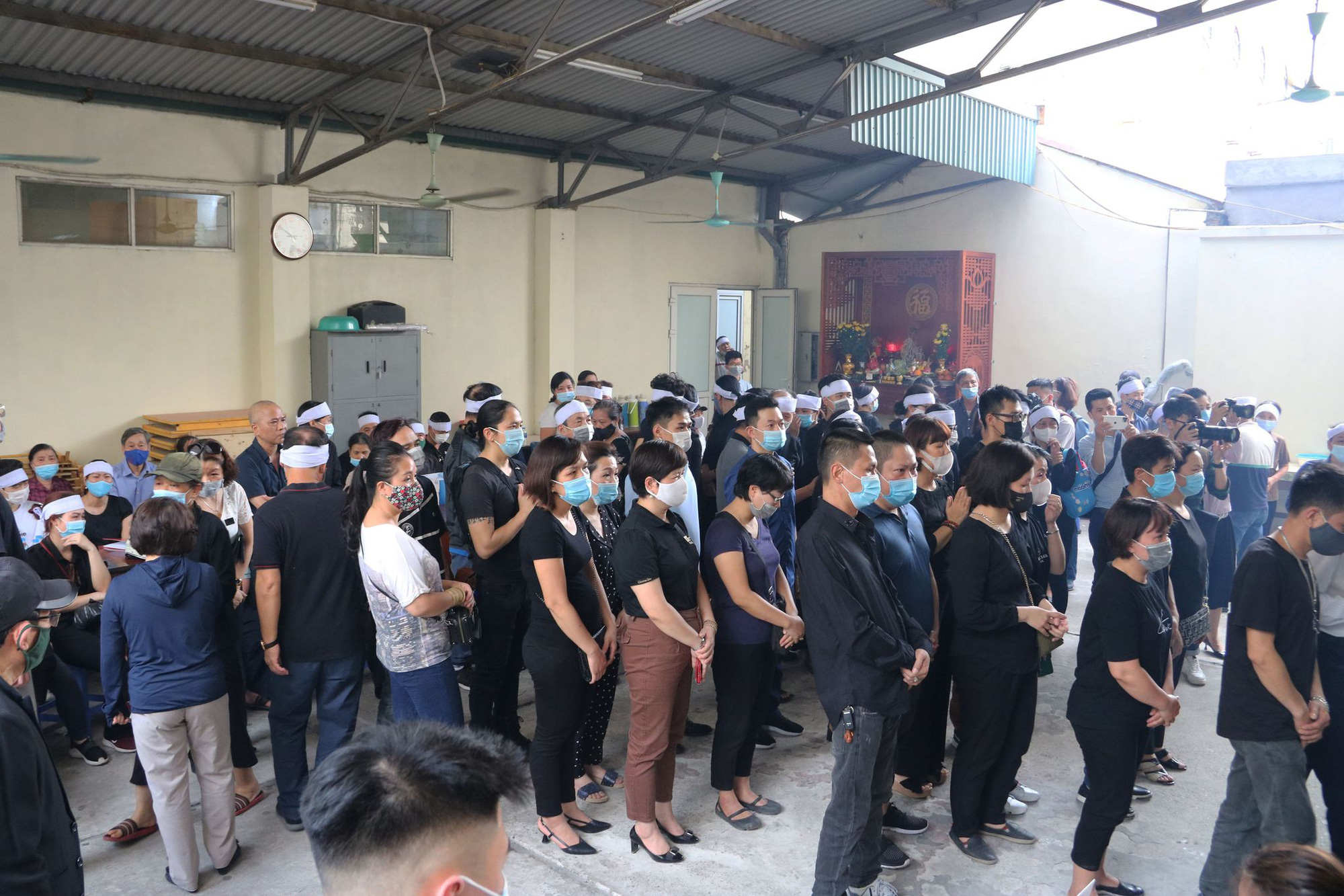 Đám tang đẫm nước mắt của gia đình 4 người tử vong sau cháy dữ phố Tôn Đức Thắng - Ảnh 7.