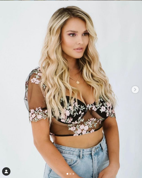 Kinsey Wolanski: Mỹ nhân phá đám Champions League lại nghịch dại - Ảnh 2.