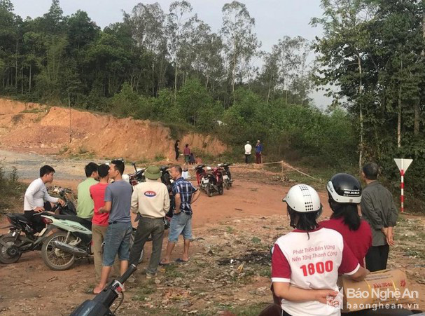 Kinh hoàng phát hiện thi thể đang phân hủy trên đồi vắng - Ảnh 1.