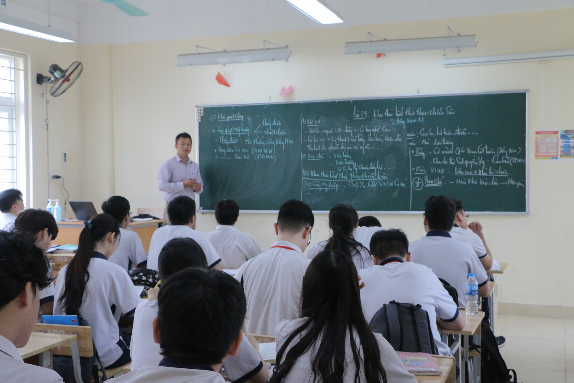 Cấm phê bình học sinh trước lớp: Giáo viên bị tước &quot;công cụ&quot; giáo dục? - Ảnh 1.