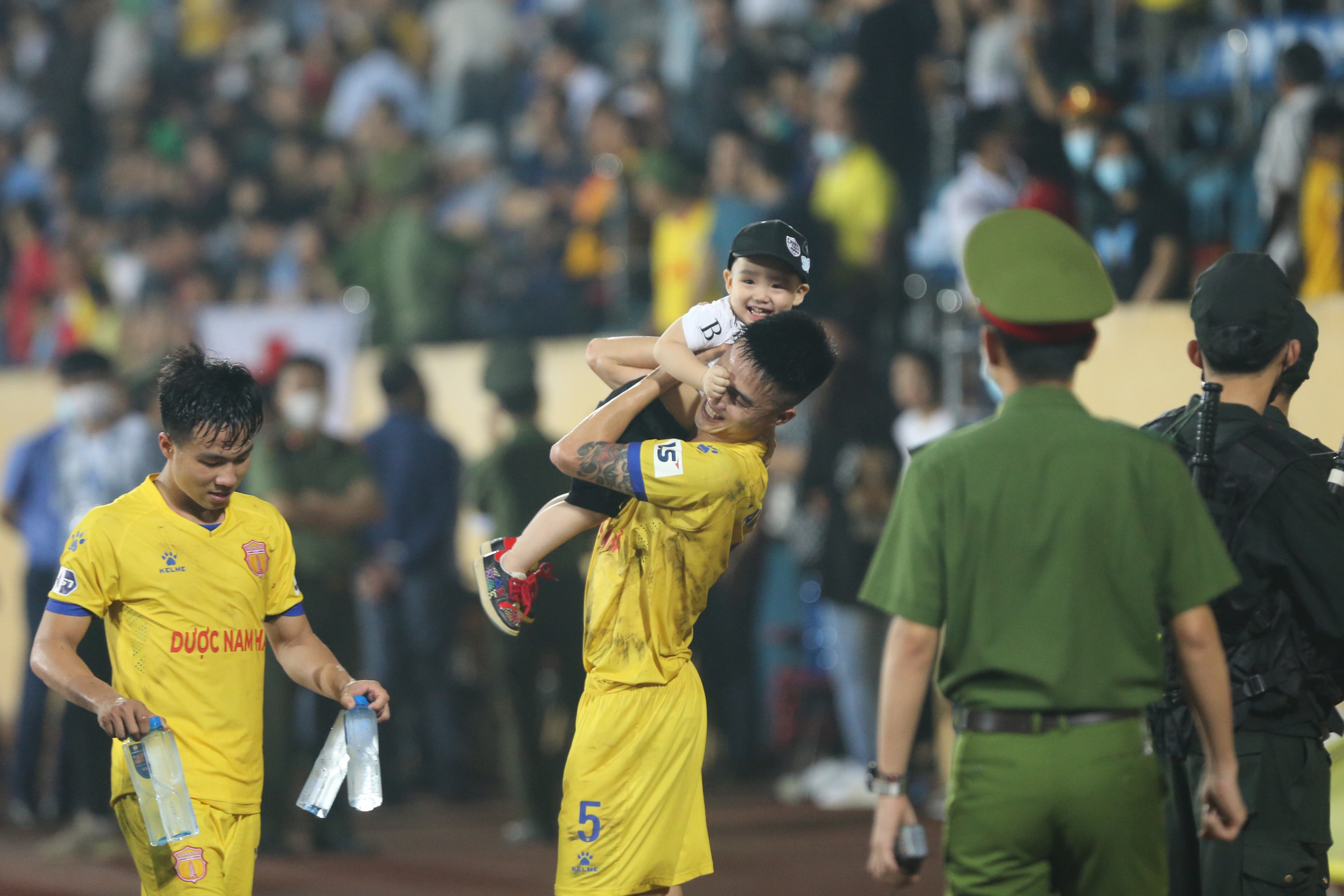 Nam Định lập &quot;hat-trick&quot; thắng, HLV Nguyễn Văn Sỹ càng thận trọng! - Ảnh 3.