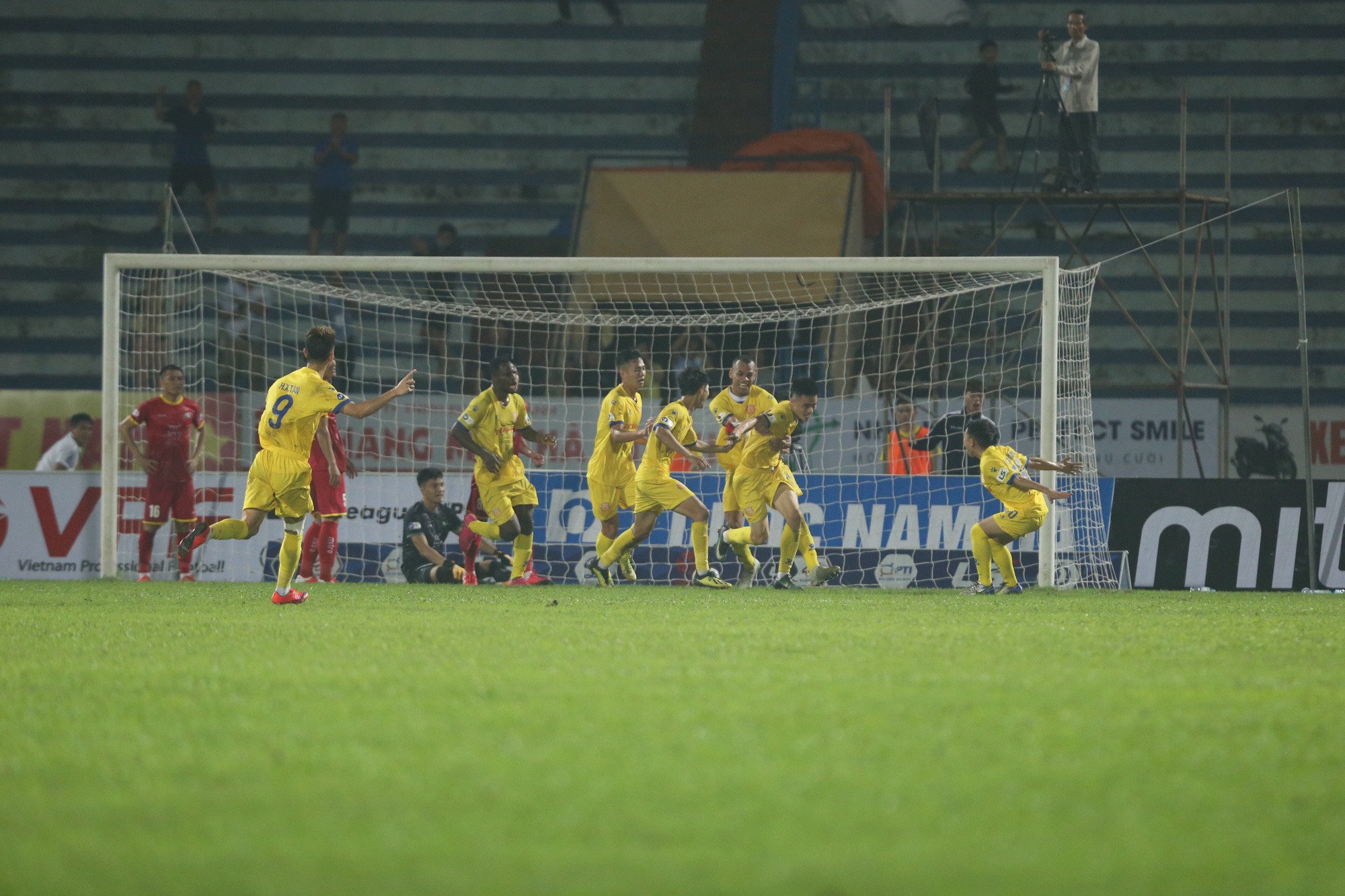 Nam Định lập &quot;hat-trick&quot; thắng, HLV Nguyễn Văn Sỹ càng thận trọng! - Ảnh 2.