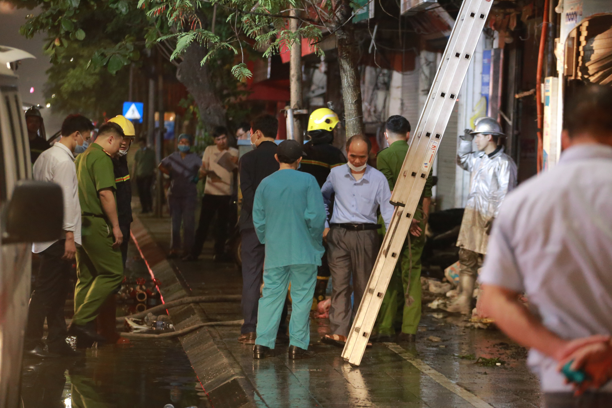 Cửa hàng đồ sơ sinh phố Tôn Đức Thắng cháy lớn trong đêm, nghi nhiều người cùng gia đình mắc kẹt  - Ảnh 5.