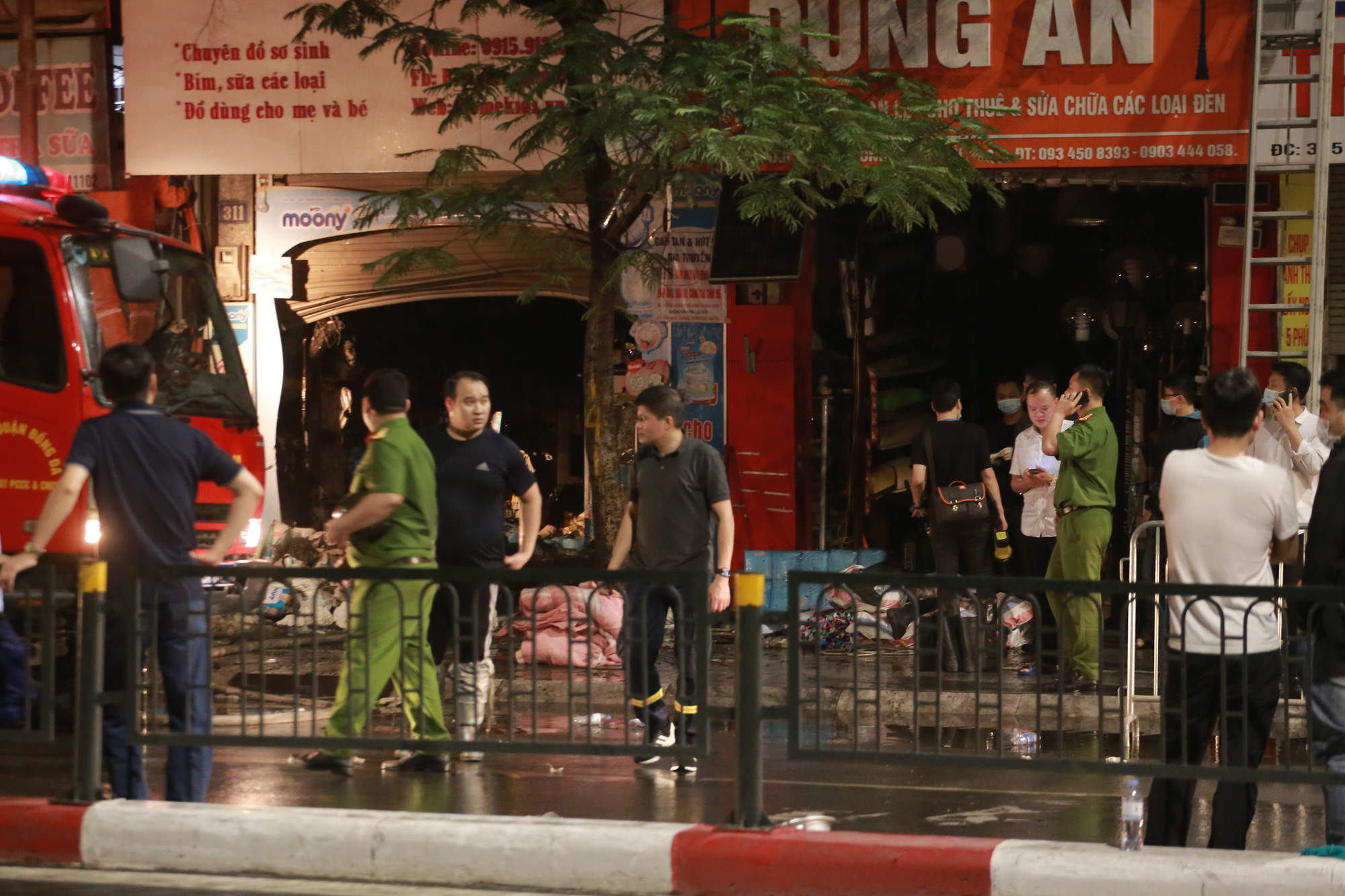 Cửa hàng đồ sơ sinh phố Tôn Đức Thắng cháy lớn trong đêm, nghi nhiều người cùng gia đình mắc kẹt  - Ảnh 6.