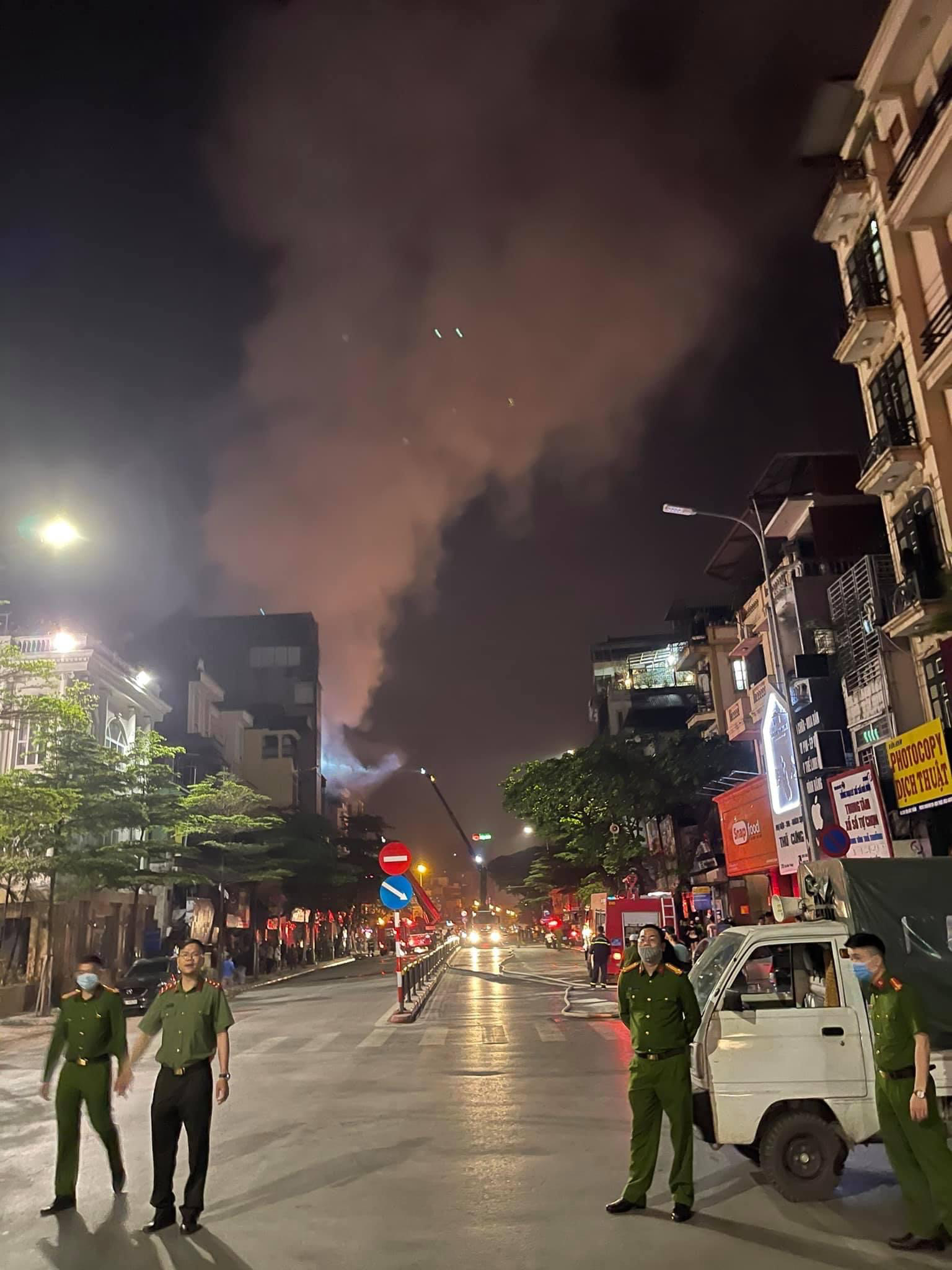 Hà Nội: Cháy lớn ở phố Tôn Đức Thắng, nghi nhiều người mắc kẹt - Ảnh 3.