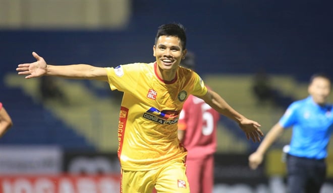&quot;Chiến binh&quot; Thanh Hóa Hoàng Đình Tùng nói gì khi cởi áo ăn mừng? - Ảnh 3.