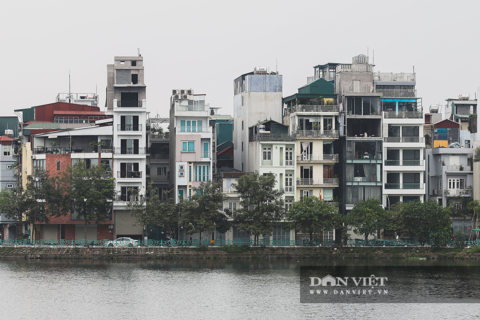 Hà Nội: Hàng loạt công trình sai phạm &quot;nham nhở&quot; ven bờ hồ Tây - Ảnh 9.