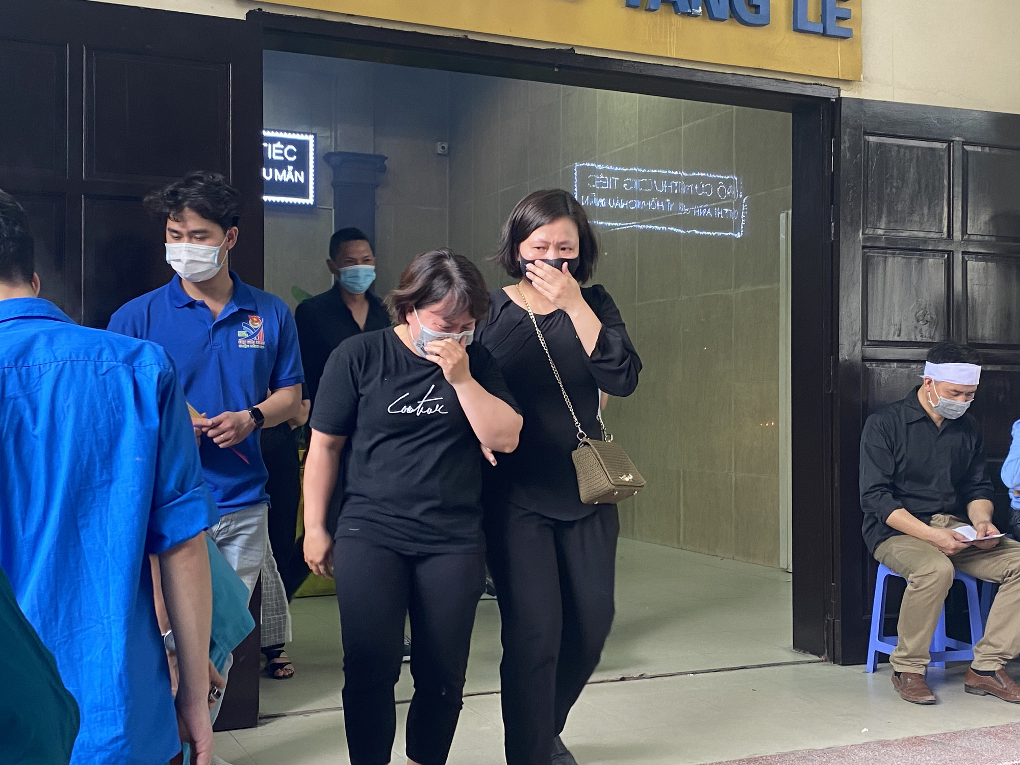 Đám tang đẫm nước mắt của gia đình 4 người tử vong sau cháy dữ phố Tôn Đức Thắng - Ảnh 3.