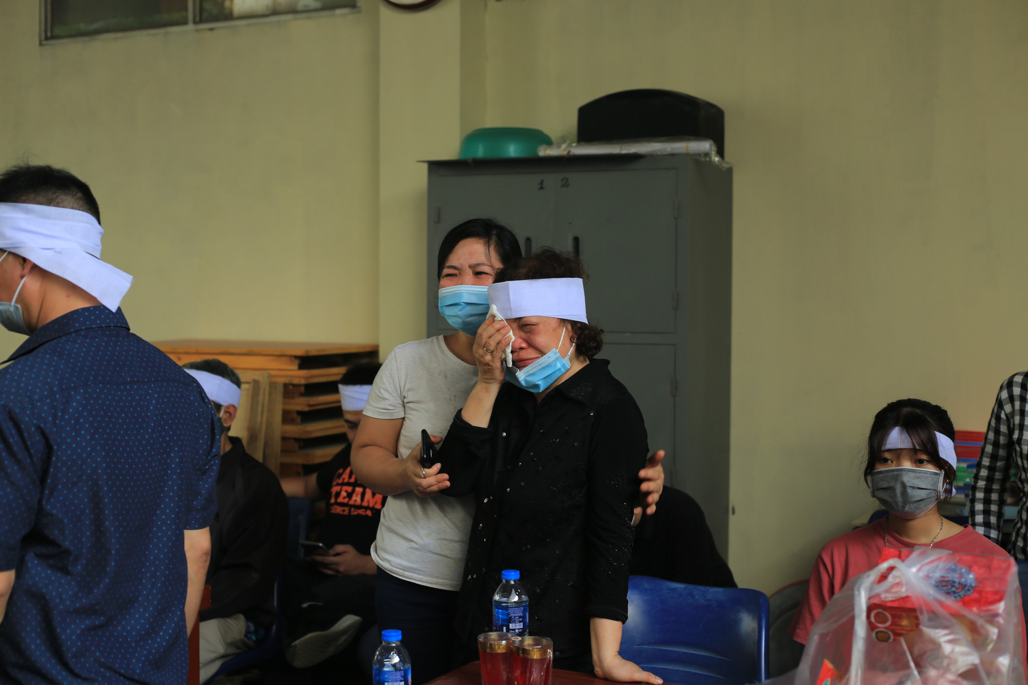 Đám tang đẫm nước mắt của gia đình 4 người tử vong sau cháy dữ phố Tôn Đức Thắng - Ảnh 2.